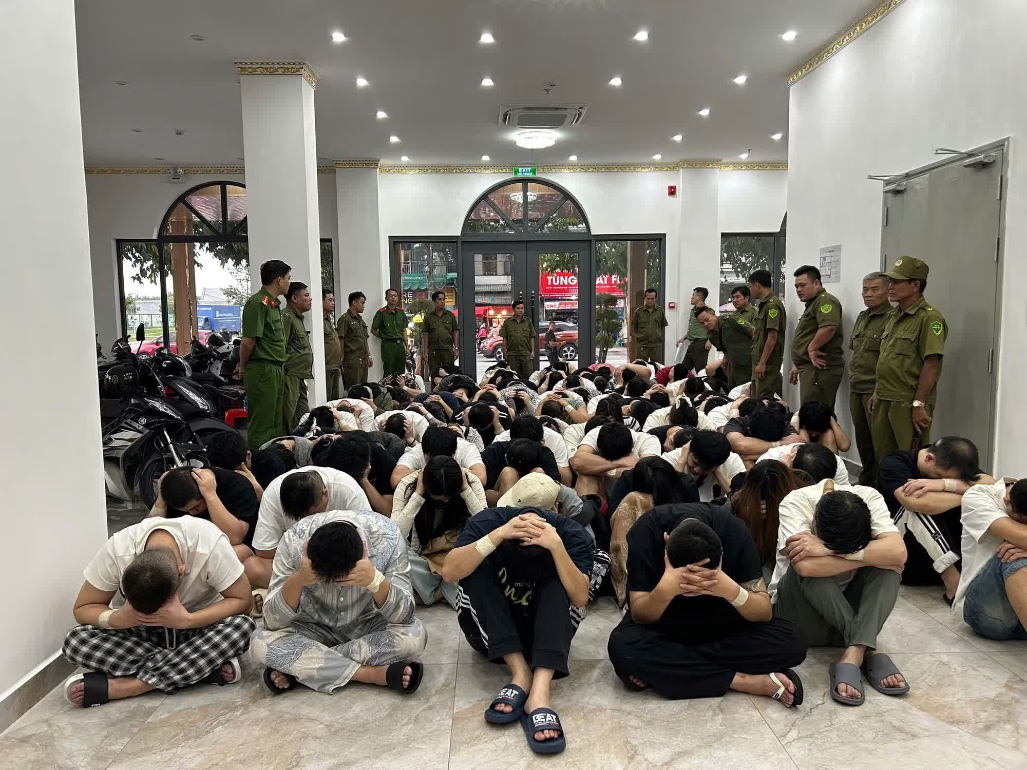 Phat hien 'dai ban doanh' nhom 83 nguoi nuoc ngoai lua dao hinh anh