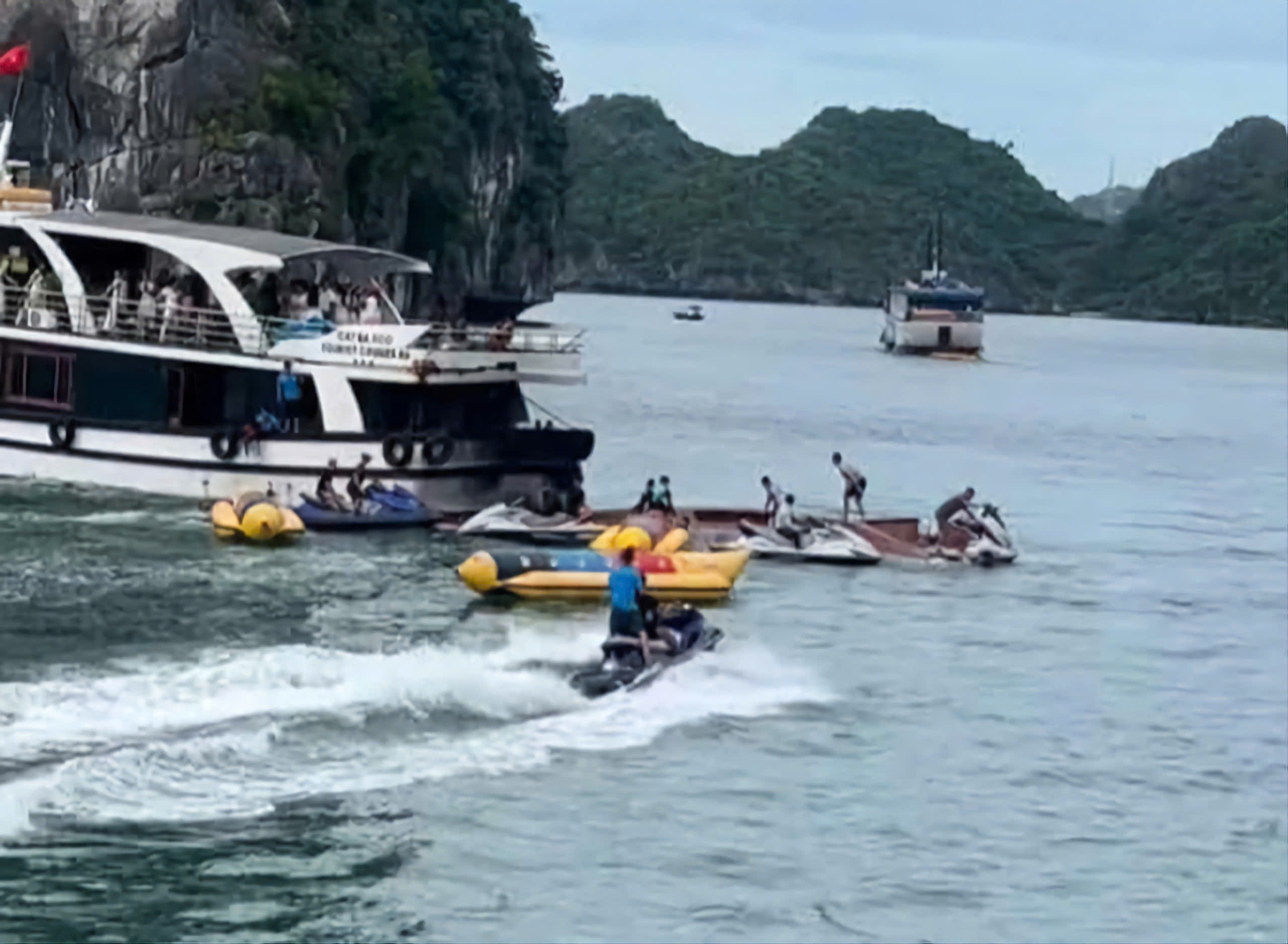 Va cham tau tren vinh Lan Ha, 1 nguoi tu vong: Nan nhan biet boi, mac ao phao hinh anh