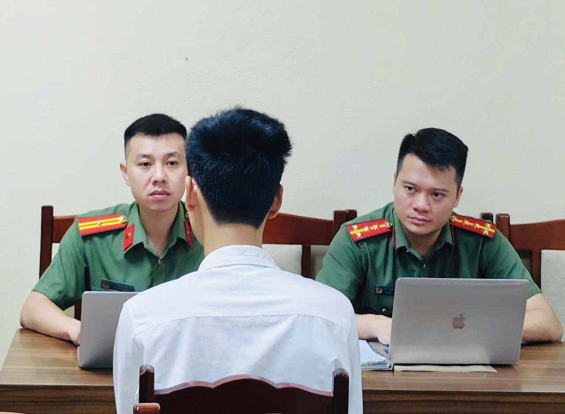 Xu phat TikToker 'Khue Oi Day di' do dang clip phan biet vung mien hinh anh