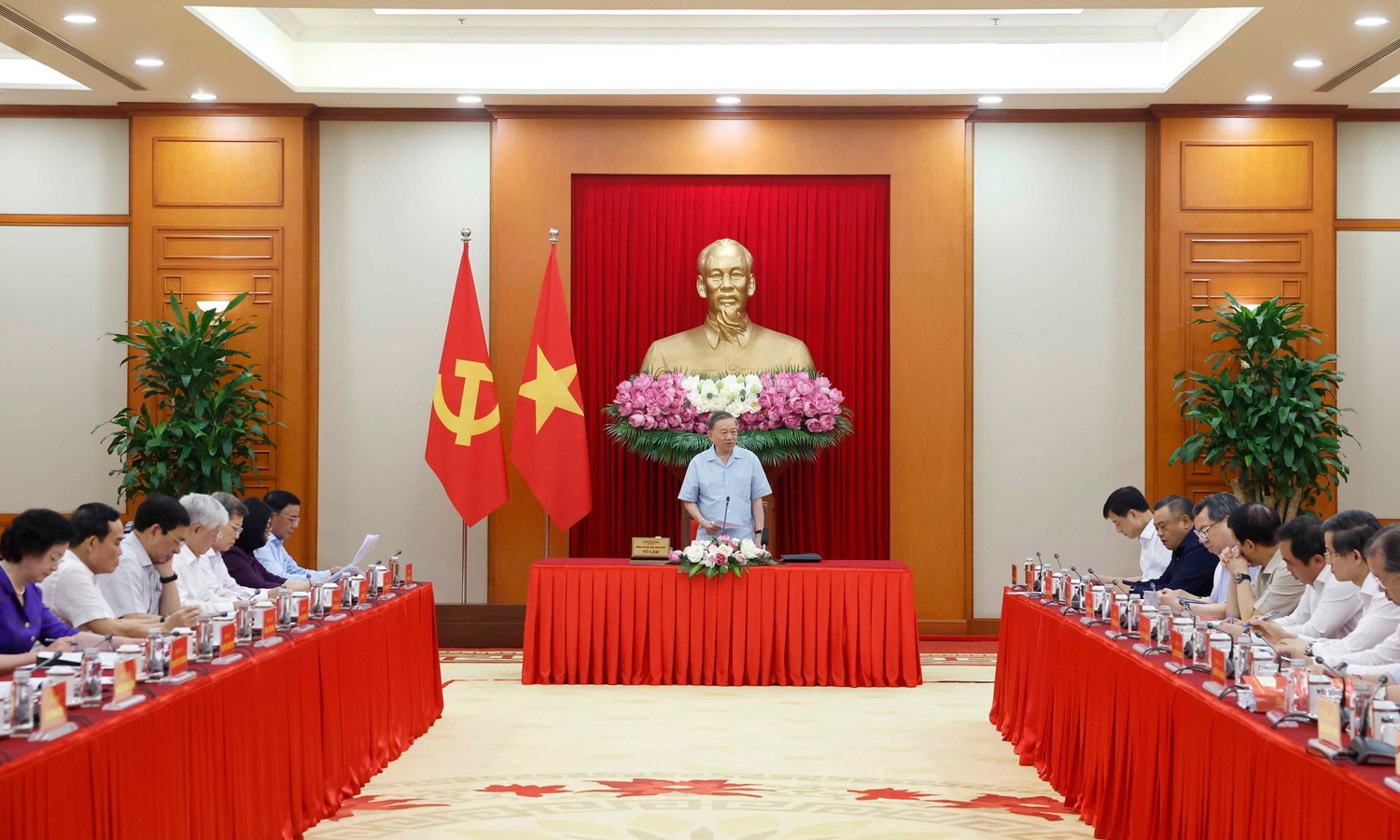 chinh quyen 2 cap anh 1