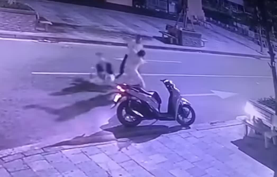 Nguoi dan ong bi danh guc sau mau thuan gui oto o chung cu tai Ha Noi hinh anh