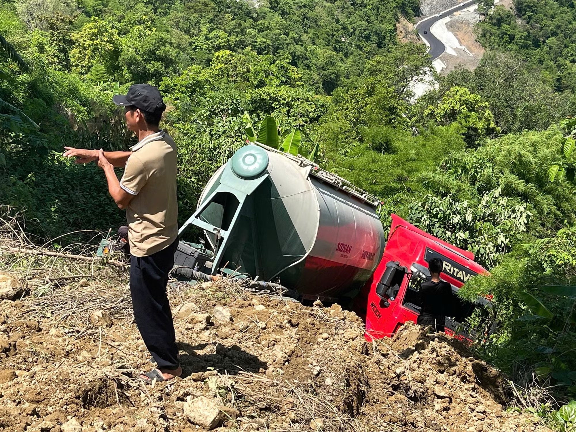 Xe bon lao xuong mep vuc deo Dai Ninh hinh anh