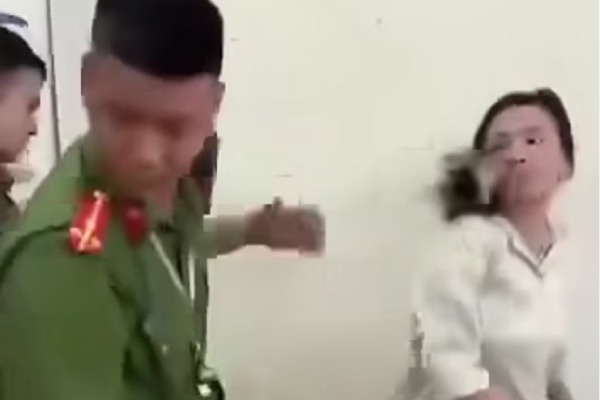 Chui boi va hanh hung chien si cong an, mot nguoi phu nu bi khoi to hinh anh