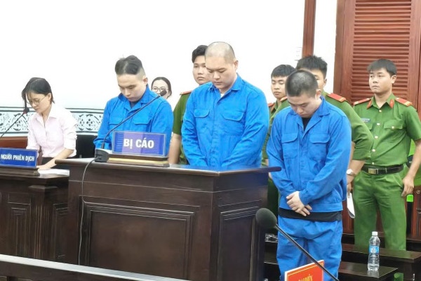 Xach ma tuy 'giup' nguoi phu nu, 3 nguoi nuoc ngoai lanh an hinh anh