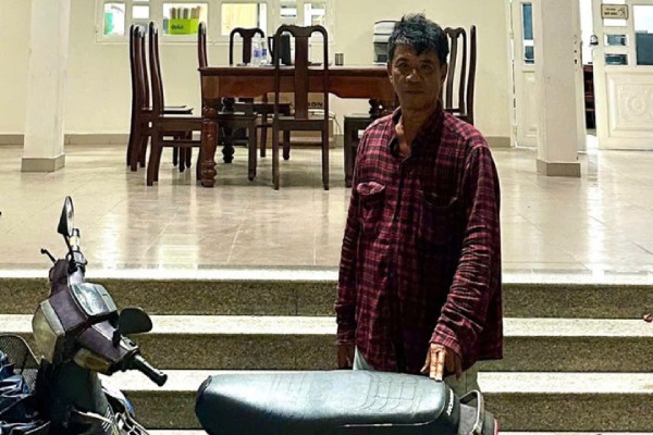 Lai xe may nguoc chieu, gay tai nan chet nguoi roi bo tron hinh anh