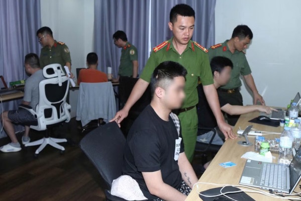 Phat hien 23 nguoi nuoc ngoai lap 'dai ban doanh' lua dao trong can ho chung cu hinh anh