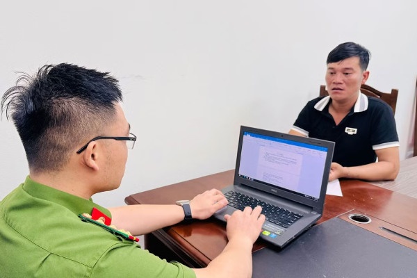 Van dong doi tuong tron truy na 14 nam ra dau thu hinh anh