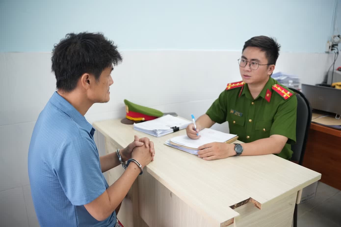 Bat khan cap,  4 nguoi de doa,  lay mang hang xom,  khu dan cu Intresco,  Chung cu Intresco,  Chu chung cu Intresco anh 2