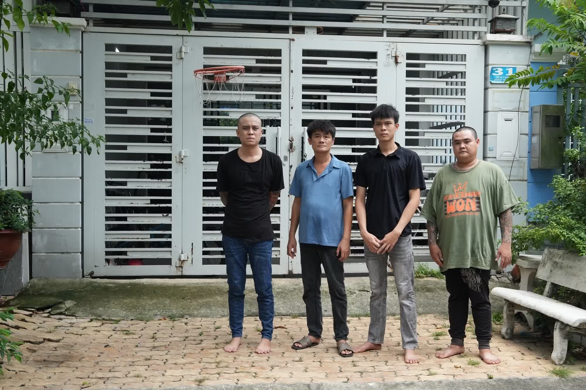 Bat khan cap,  4 nguoi de doa,  lay mang hang xom,  khu dan cu Intresco,  Chung cu Intresco,  Chu chung cu Intresco anh 1