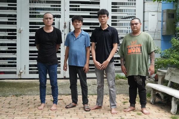 Bat khan cap 4 nguoi de doa 'lay mang' hang xom o TP.HCM hinh anh