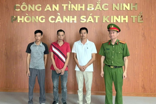 Khoi to giam doc do trom 700 tan chat thai hinh anh
