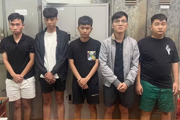 Bat giu nhom doi tuong tu dat lien ra dao phat loa doi no hinh anh