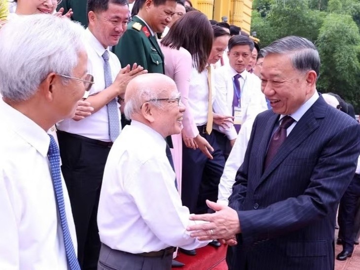Tong Bi thu, Chu tich nuoc To Lam gap mat 101 nha bao tieu bieu hinh anh