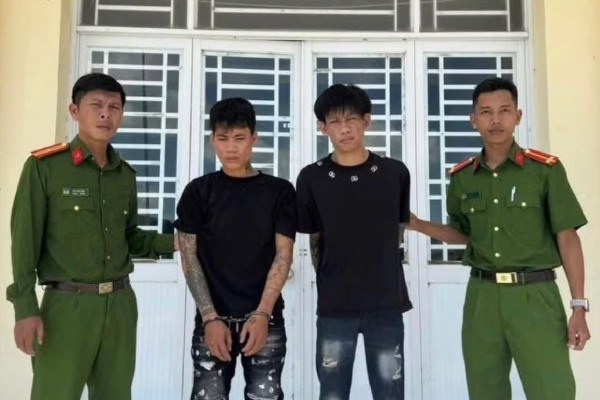 Tam giu 2 doi tuong giat iPhone cua thieu nu hinh anh