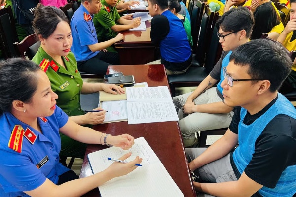 Vu lua dao 'hop dong ky nghi': Bi hai can lam gi de lay lai duoc tien? hinh anh