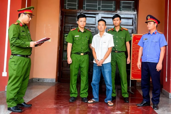 Nguoi dan ong vo co dung rua chem 2 nguoi trong thuong hinh anh