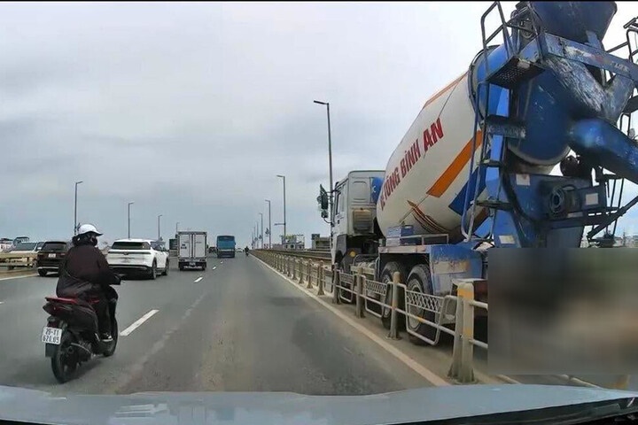 Xe bon di vao lan xe may, tong tu vong nguoi tren cau Nhat Tan hinh anh
