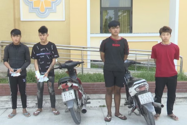 Bat khan cap 4 doi tuong chan duong cuop tai san trong dem o Dong Nai hinh anh