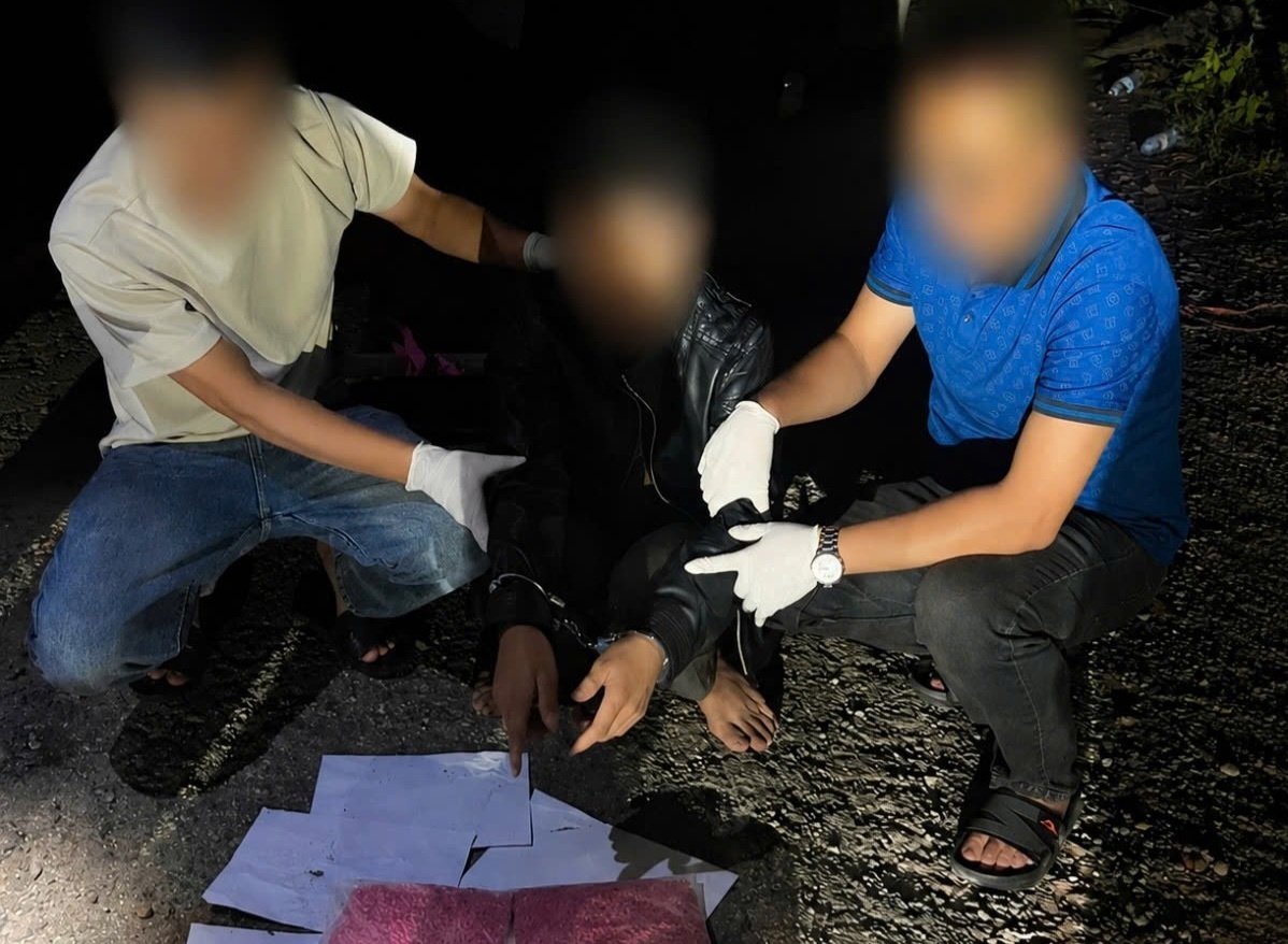 Bat giu thanh nien 16 tuoi van chuyen 30.000 vien ma tuy khu vuc bien gioi hinh anh