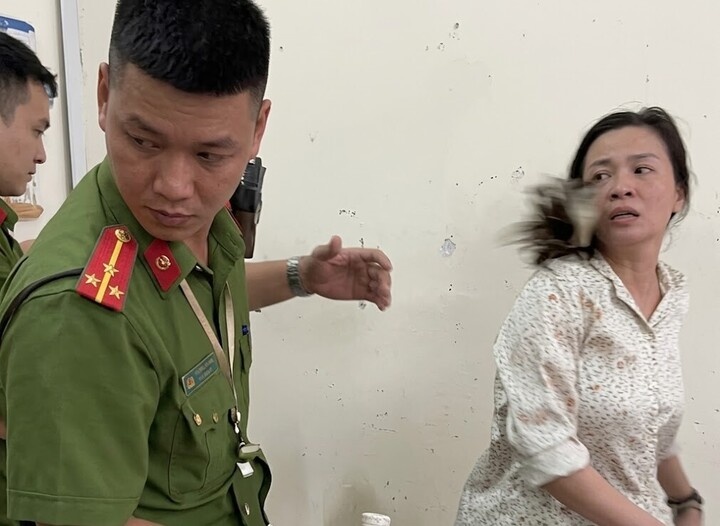 nguoi phu nu,  can cong an,  chan dau xe tai,  an va anh 1