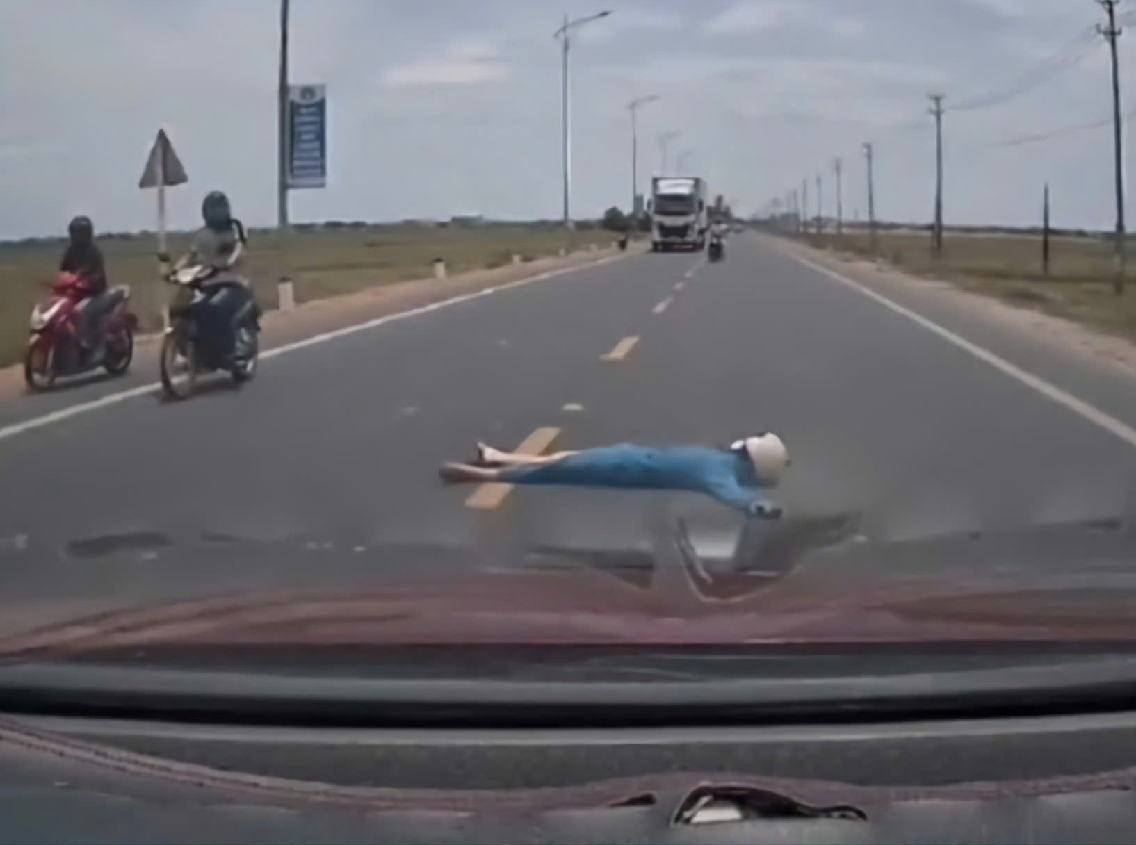 Xac minh clip nguoi phu nu chan dau oto, nam giua duong hinh anh