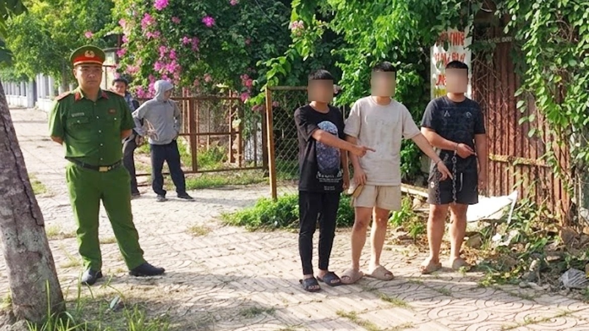 Nhom thieu nien dung hung khi truy sat nguoi di duong hinh anh