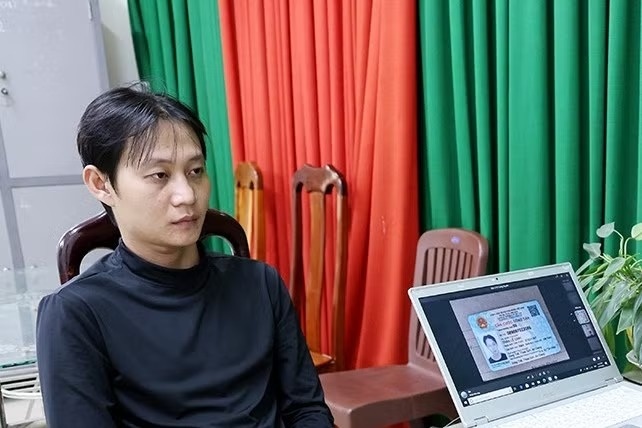 Doi tuong thu tien bao ke tiep vien quan karaoke ra dau thu hinh anh