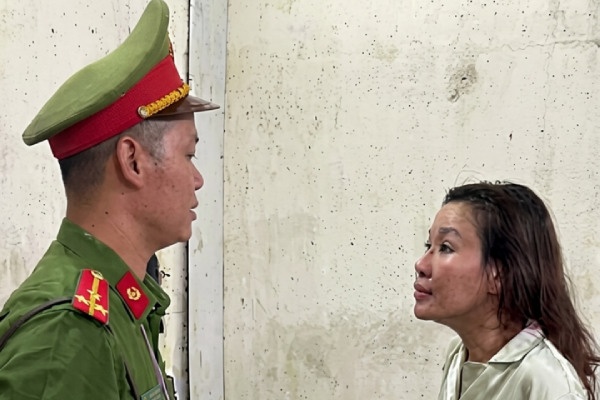 Bat giam nguoi phu nu can cong an, chan dau xe tai an va o Thai Nguyen hinh anh