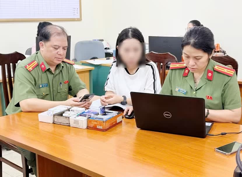 Ban sim dien thoai,  Khong chinh chu anh 1