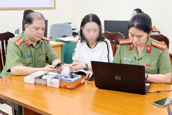 Ban sim dien thoai khong chinh chu, mot co so kinh doanh bi xu phat hinh anh