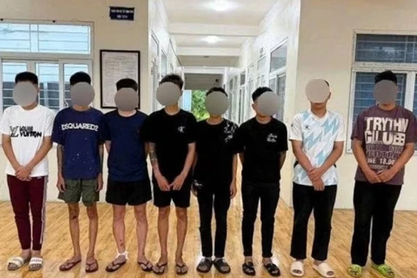 Khoi to 8 doi tuong nem vo chai bia vao nguoi di duong o Ha Noi hinh anh