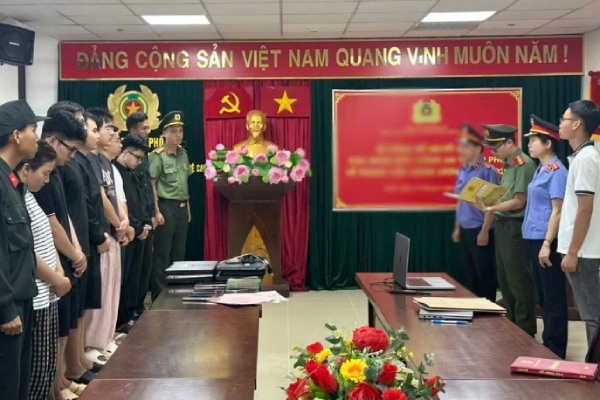 Khoi to 7 doi tuong chiem doat hon 5,5 ty dong tu the thanh toan quoc te hinh anh