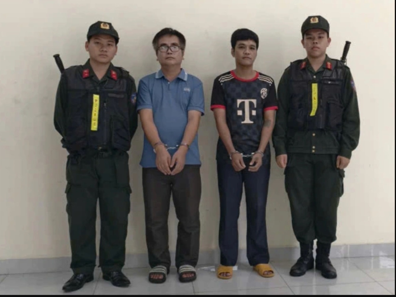 Xuong san xuat gan 10.000 doi dep gia Crocs, thu loi hang chuc ty dong hinh anh