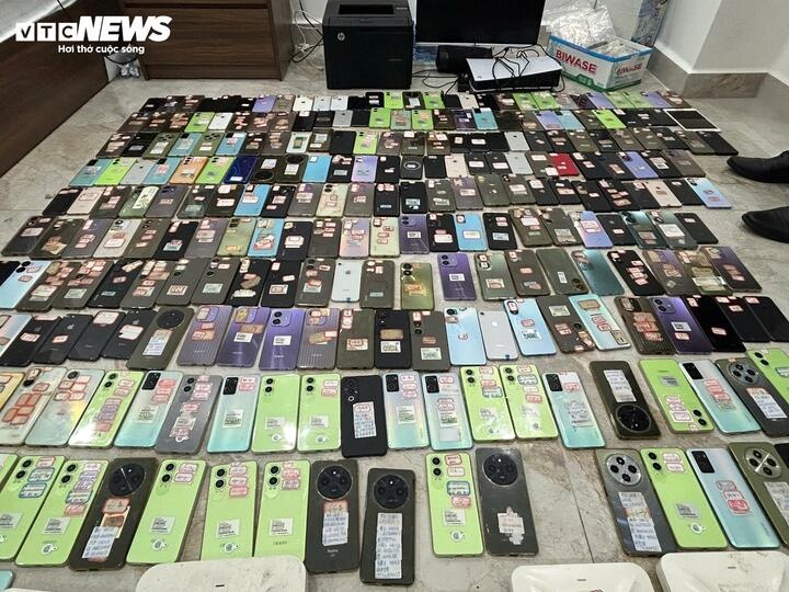Nguoi nuoc ngoai,  Dai ban doanh,  Lua dao qua mang,  khach san Emerald Gold,  Chu Emerald Gold,  Nhan vien Emerald Gold,  Quan ly Emerald Gold,  Giam doc Emerald Gold,  Chu tich Emerald Gold,  Nha nghi Bao Ly,  Chu Bao Ly,  Nhan vien Bao Ly anh 2