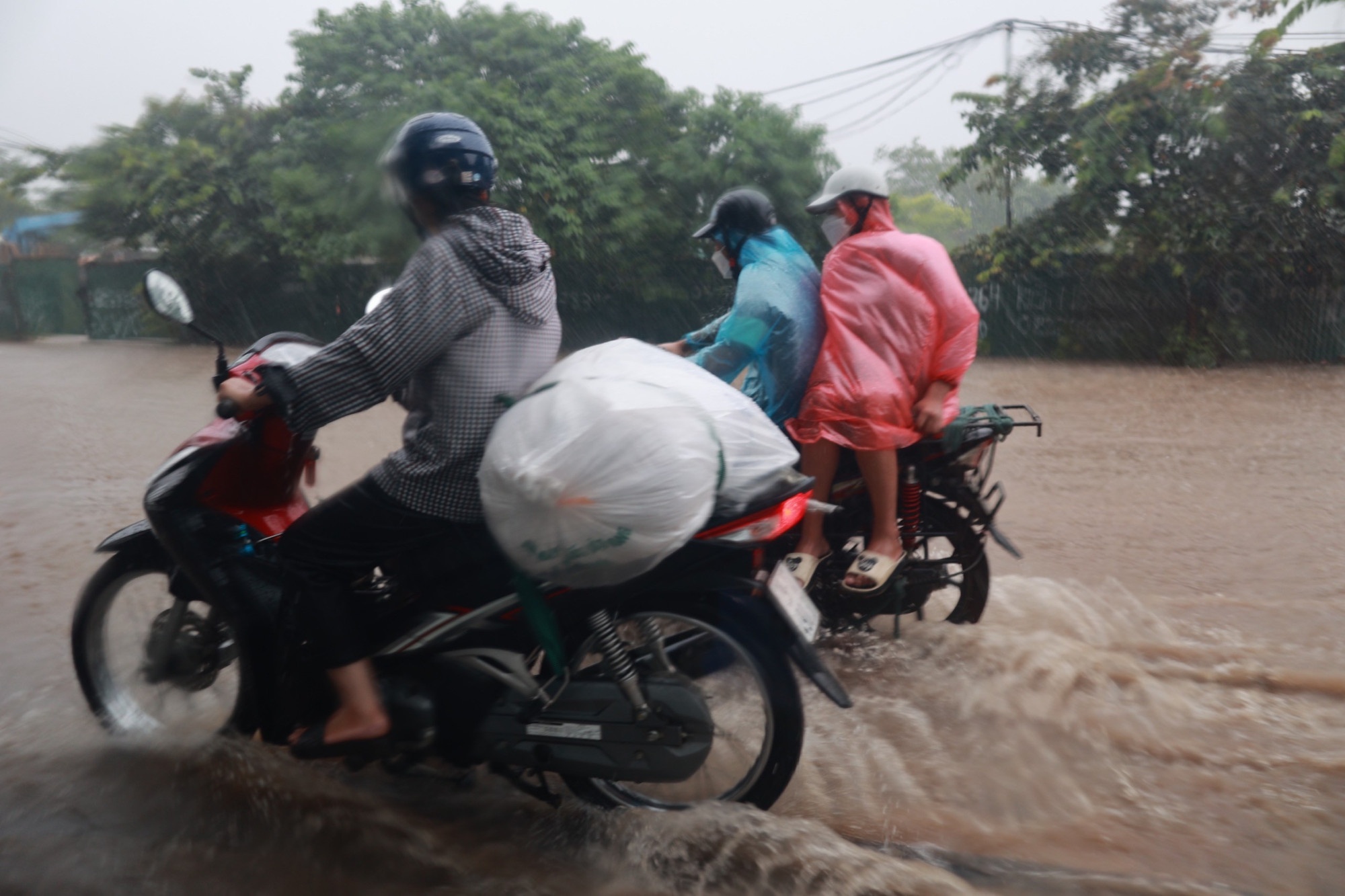 Vung nui Bac Bo tiep tuc hung mua lon nhu trut hinh anh