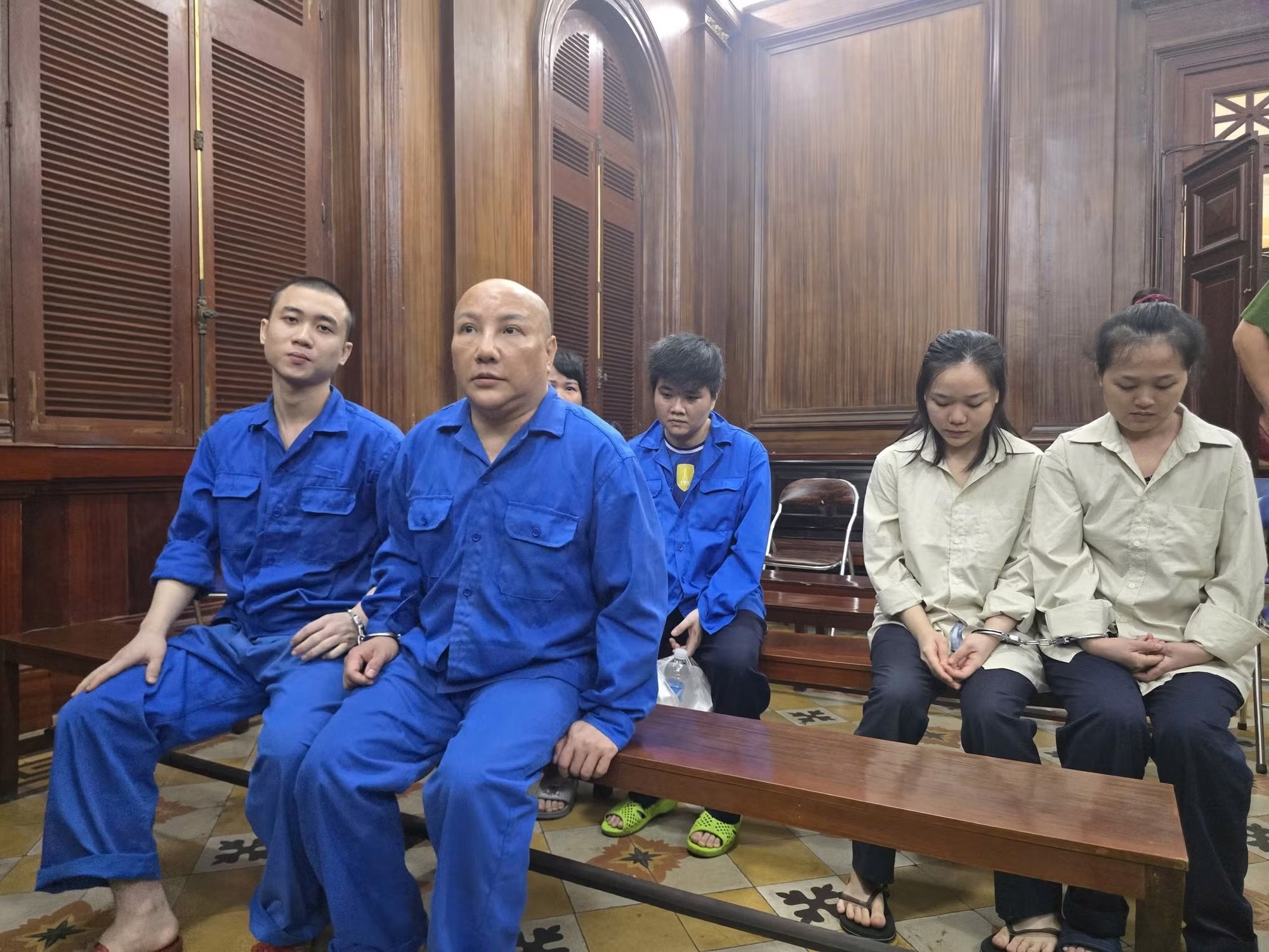 Viet kieu linh an 16 nam tu vi mua ban tre em de dua sang My hinh anh