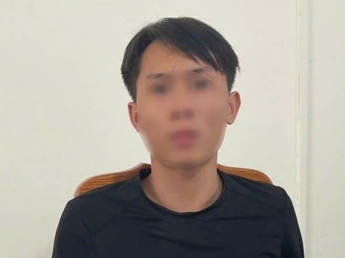 Kiem tra dien thoai giup dong nghiep, len chuyen tien ve tai khoan cua minh hinh anh