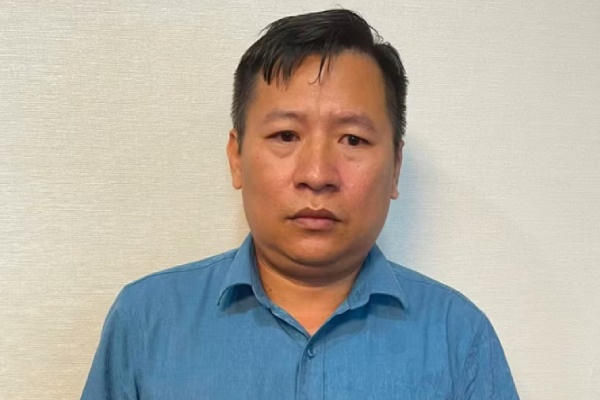 Bat tam giam doi tuong gia danh lanh dao cap vu lua 'chay an' hinh anh
