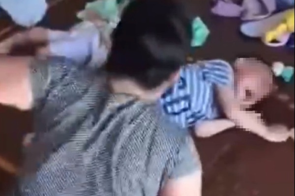 Cong an vao cuoc vu clip be trai bi ba noi danh da man o Dak Lak hinh anh