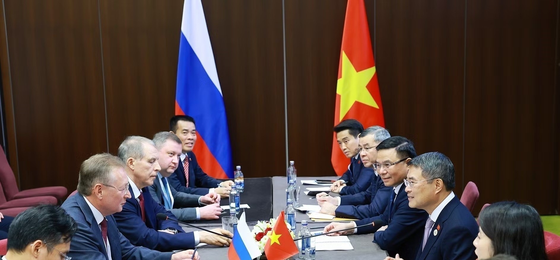 Thu tuong Le Minh Hung tiep lanh dao cac doanh nghiep lon cua Nga hinh anh