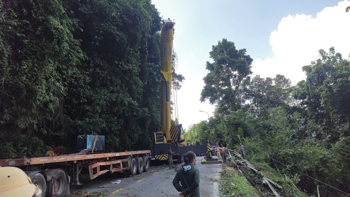 Hien truong vu tai nan lien hoan, xe container va oto lao xuong vuc deo Bao Loc hinh anh