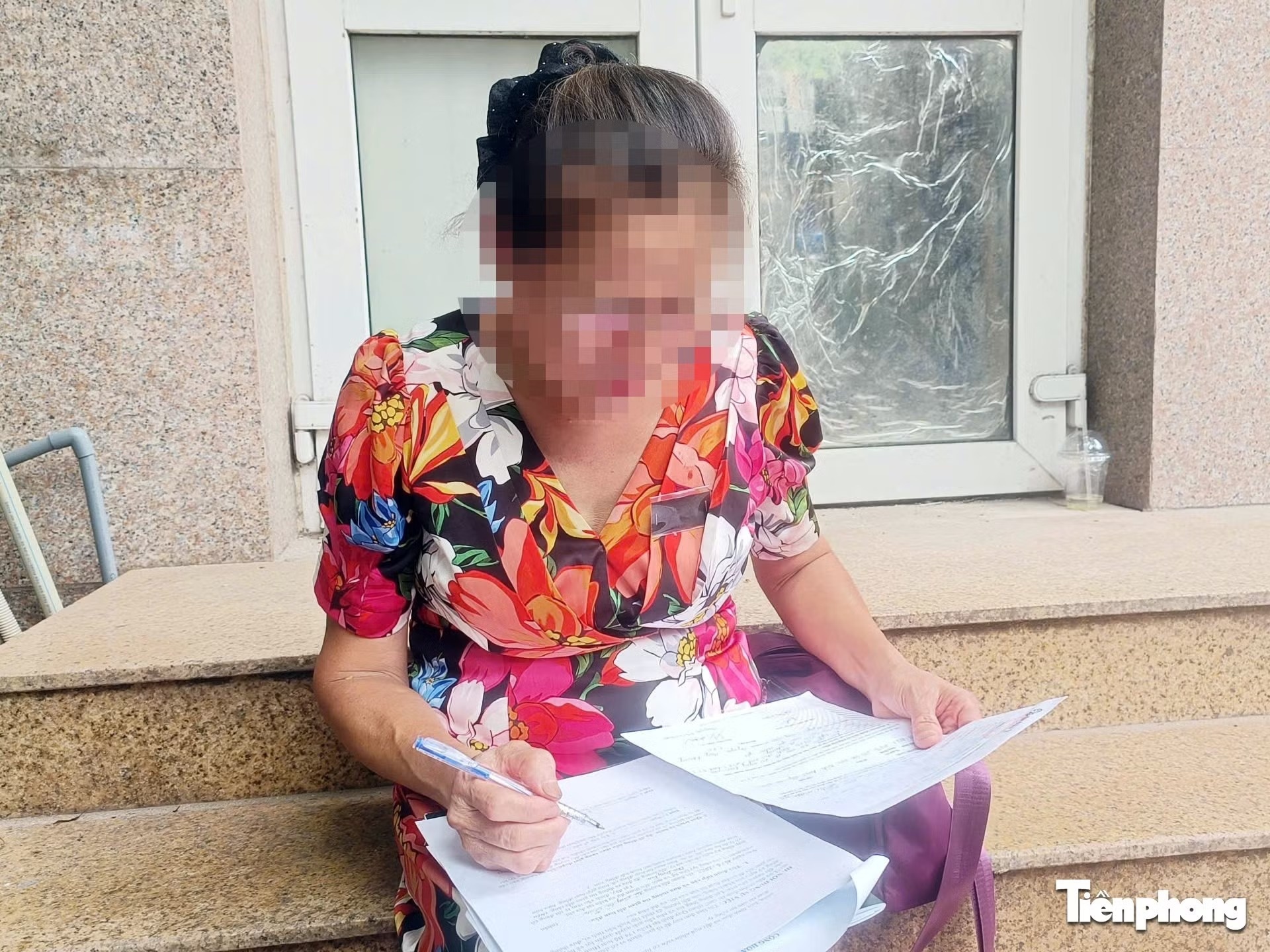 Noi dau cua nan nhan mua hop dong ky nghi hinh anh