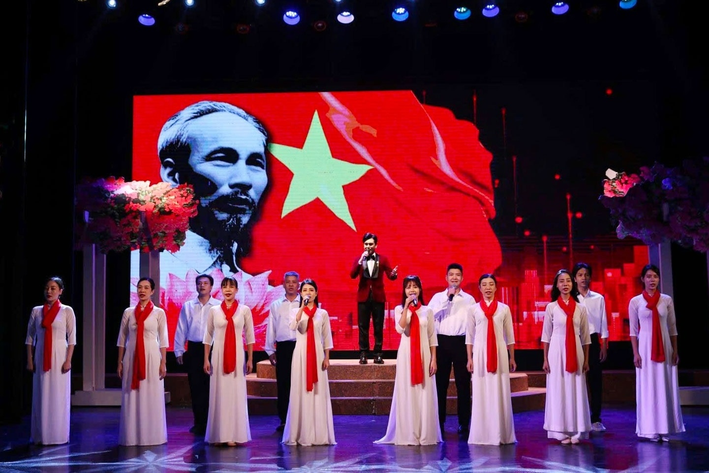Tu do sang tao phai dong hanh voi trach nhiem truoc lich su hinh anh