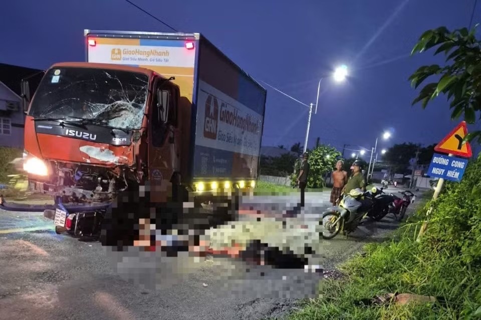 Va cham oto tai tren duong, 3 nguoi di xe may tu vong tai cho hinh anh