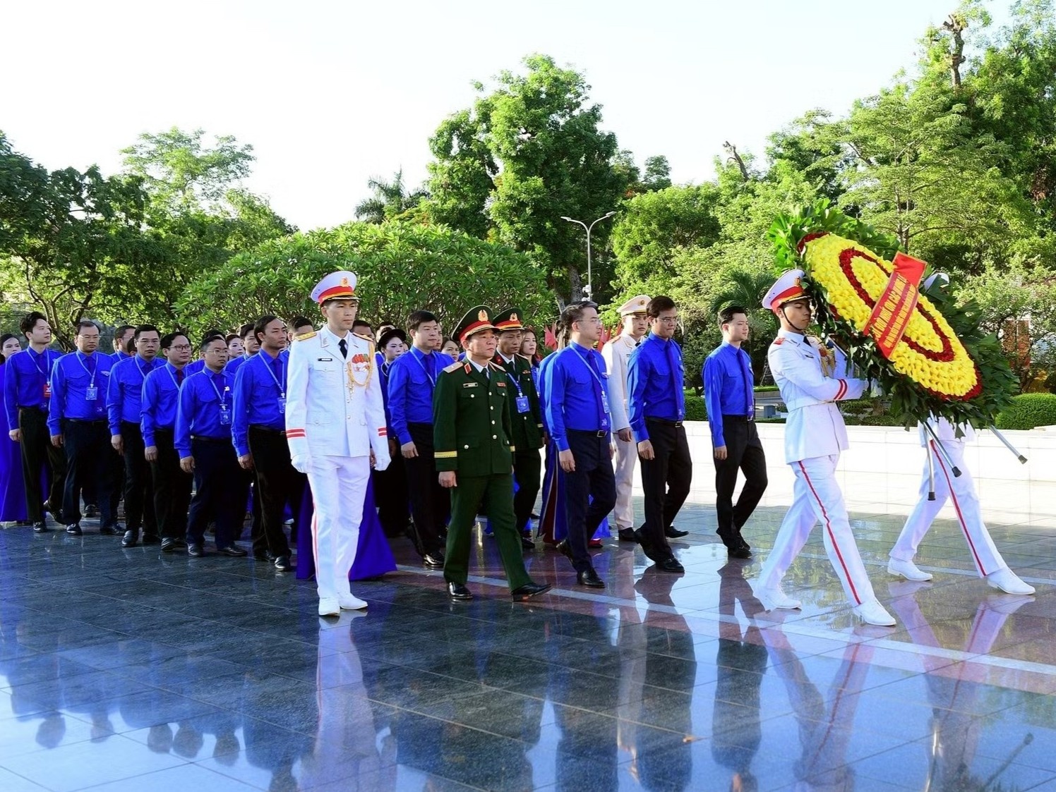 Dai bieu du Dai hoi Doan toan quoc lan thu XIII bao cong dang Bac hinh anh