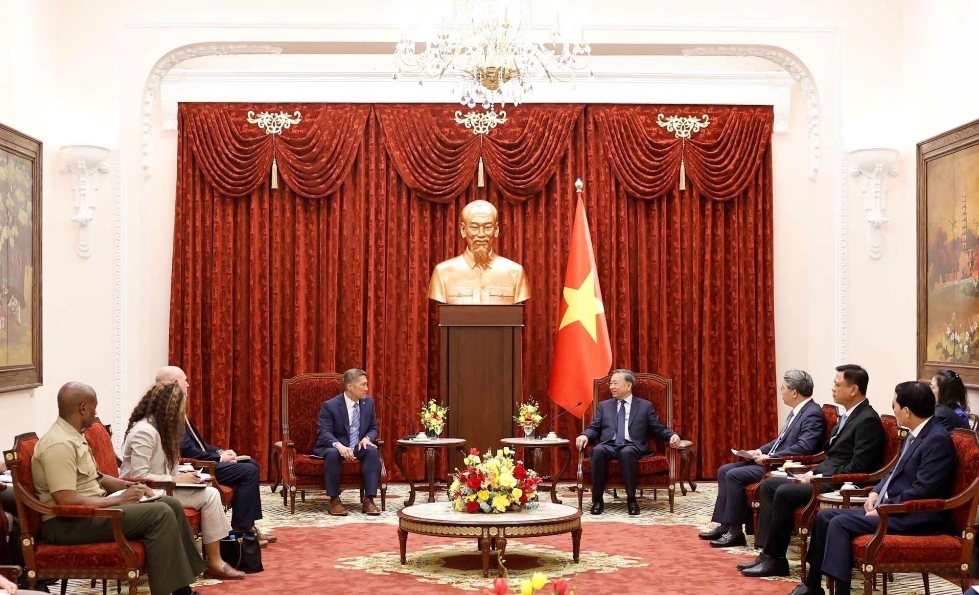 Tong Bi thu, Chu tich nuoc To Lam tiep Quyen Bo truong Hai quan My Hung Cao hinh anh