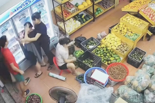 Thong tin moi vu thai phu bi danh o cua hang hoa qua tai Bac Ninh hinh anh