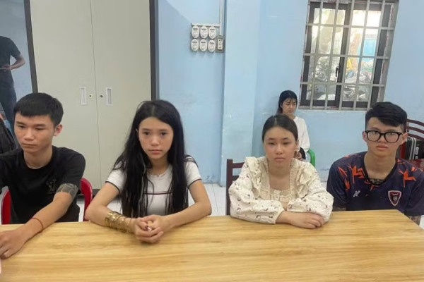 Tam giu nhom thanh nien dap pha oto vi mau thuan khi tham gia giao thong hinh anh
