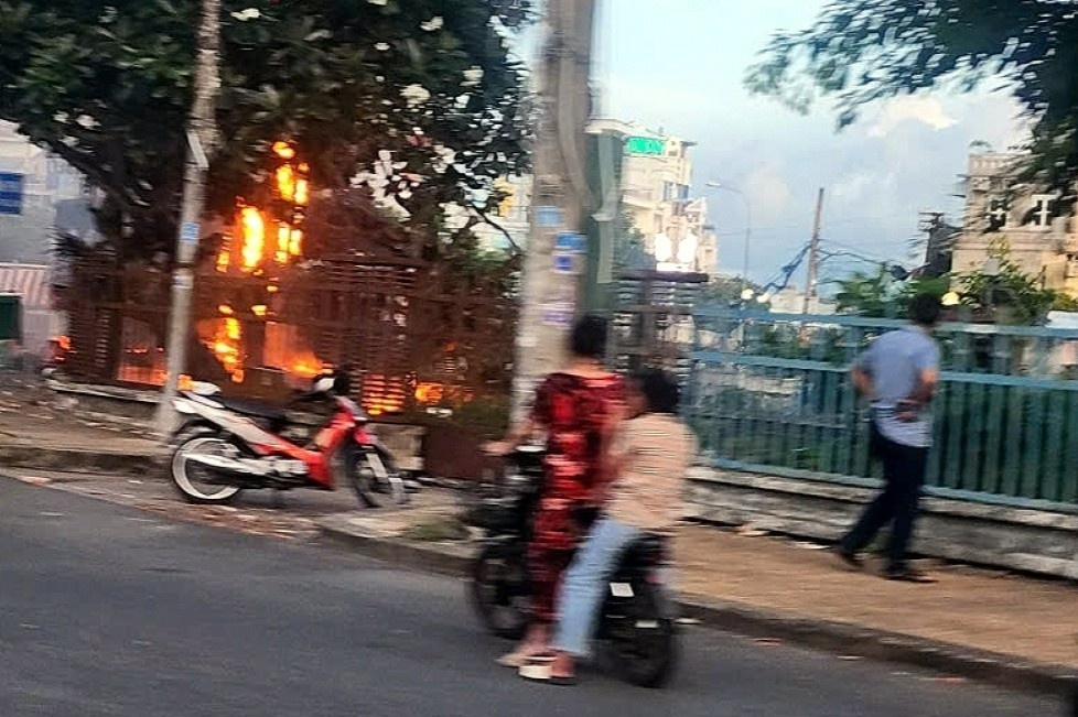 Chay cot dien gan chan cau o An Giang hinh anh