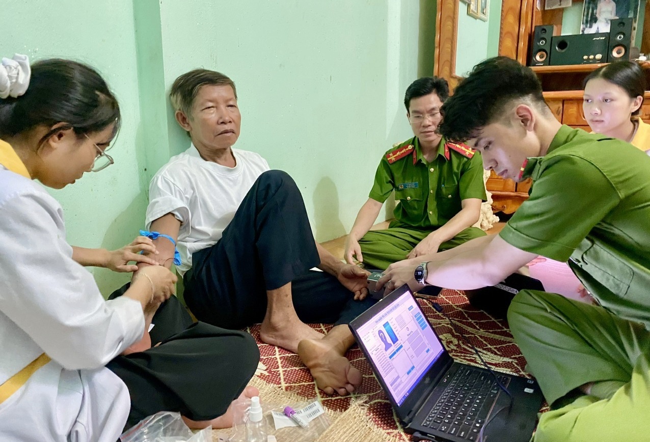 Nguoi than liet si nhan ket qua giam dinh ADN sau hon nua the ky tim kiem hinh anh